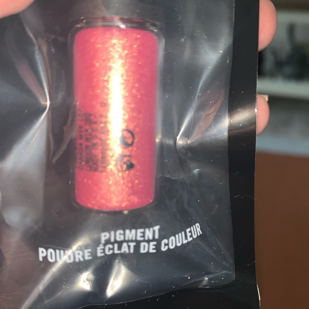 ONE LEFT Brand new MAC pigment-Rose